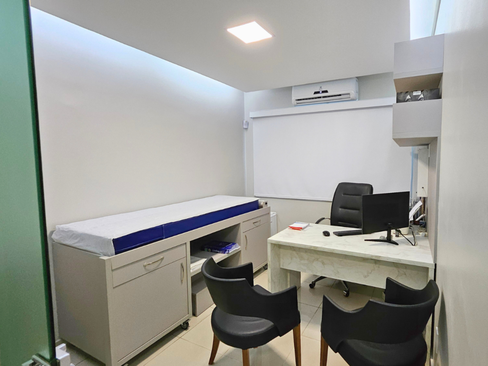 Consultório médico moderno e climatizado