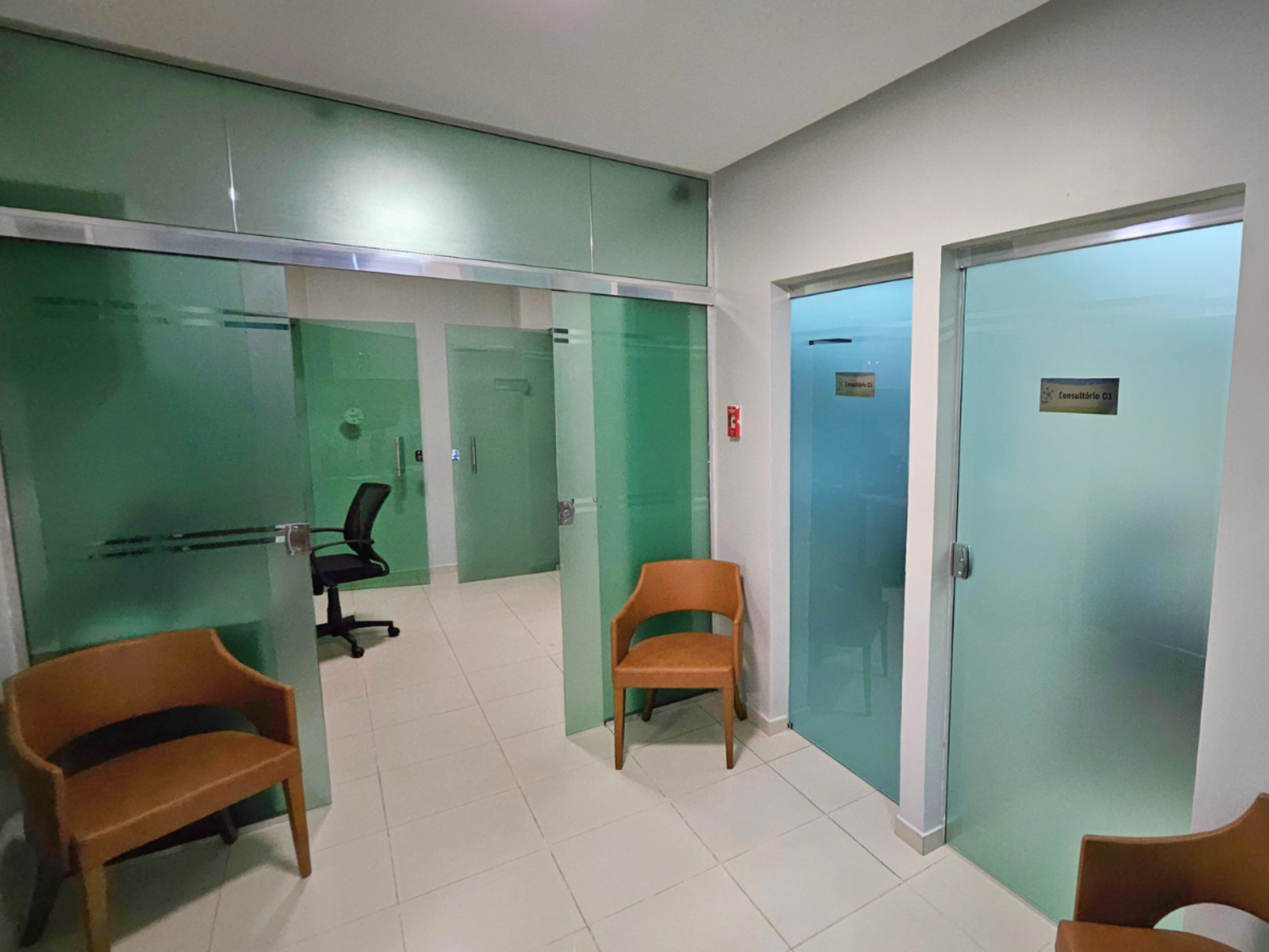 Corredor interno e entrada dos consultórios da Clínica Neurológica