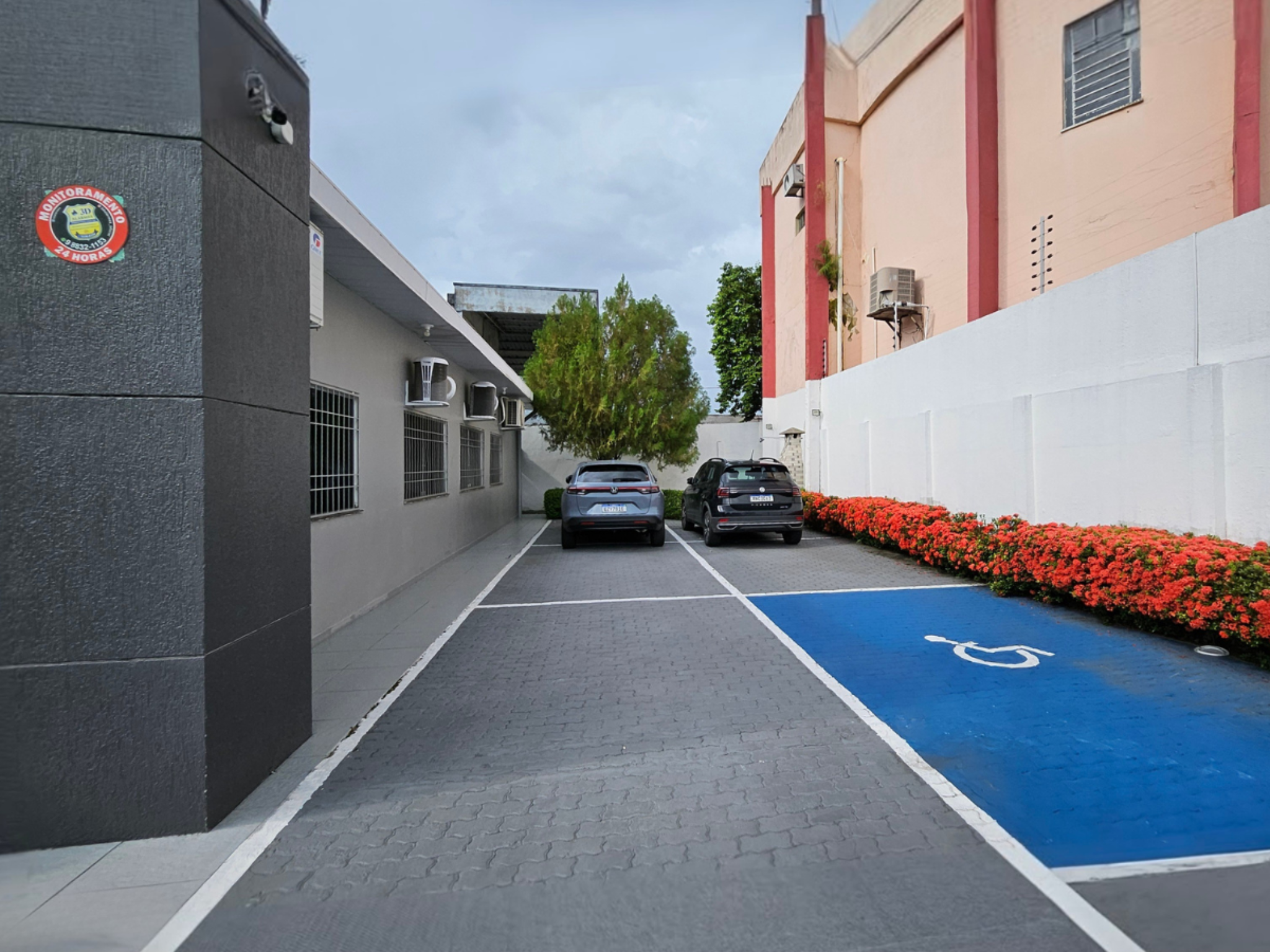 Estacionamento com vaga para PCD na Clínica Neurológica